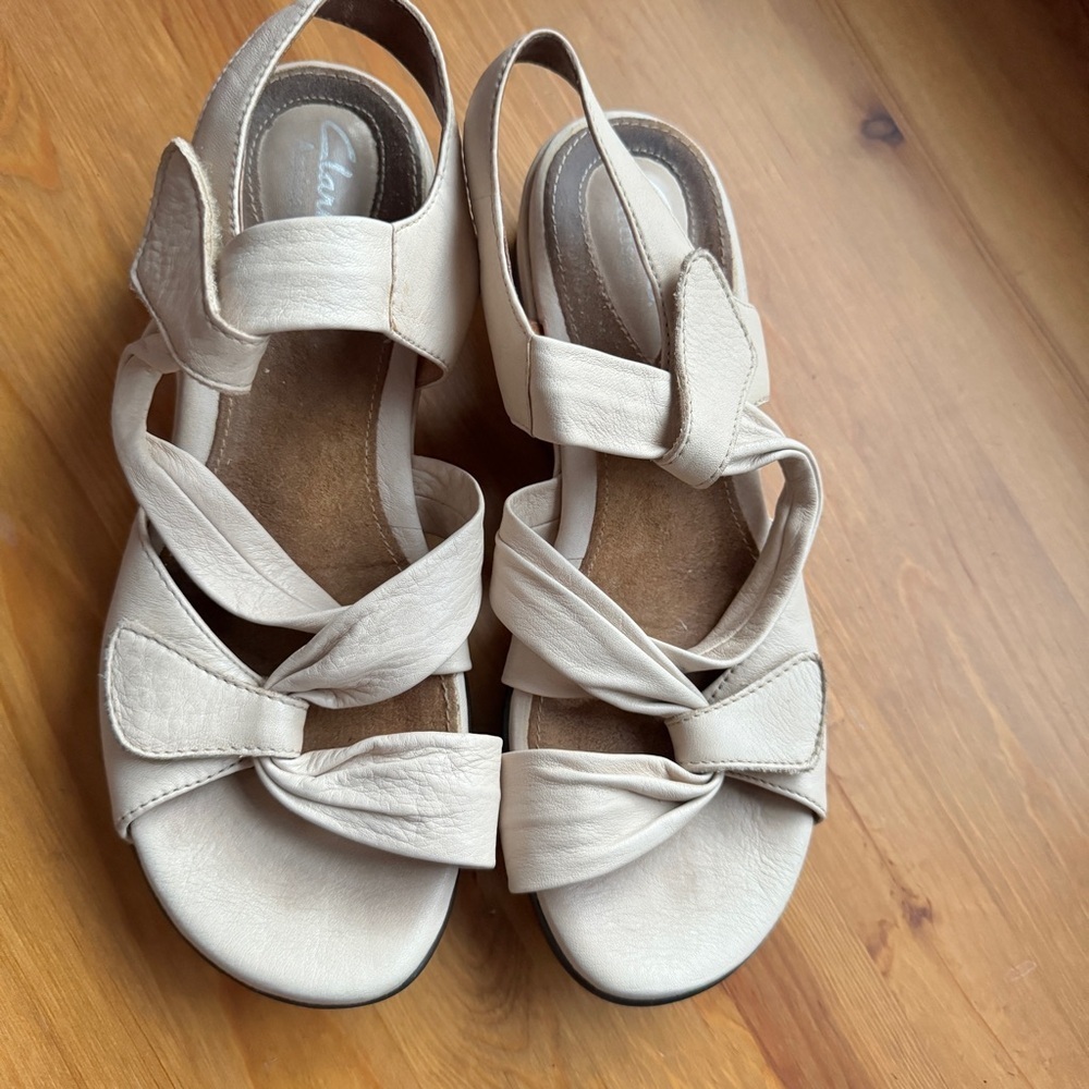 Clark’s leather off-white sandals size 6